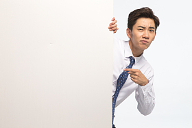 商务青年男人拿着白板图片