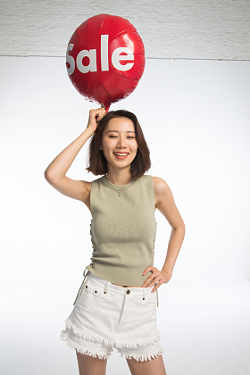 快乐的年轻女孩拿着气球照片