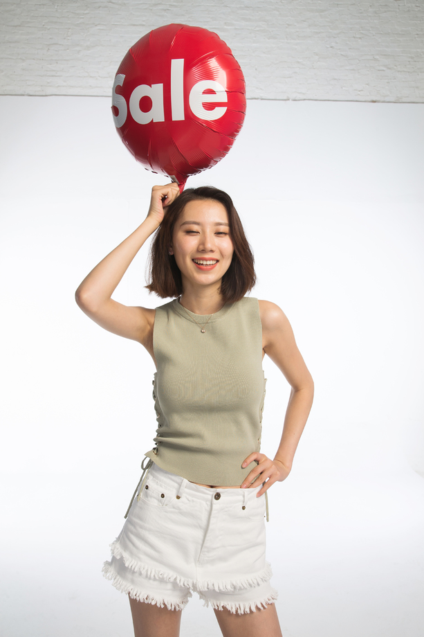 快乐的年轻女孩拿着气球照片