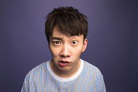 震惊的青年男人图片