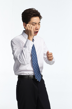 面部表情痛苦的青年男人图片