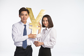 商务青年男女抢夺金钱图片