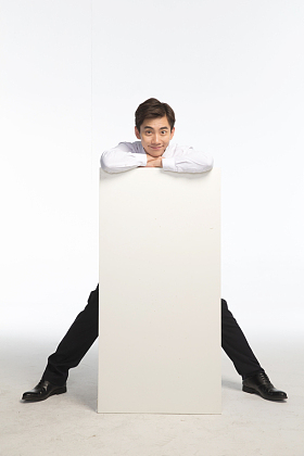 商务青年男人拿着白板