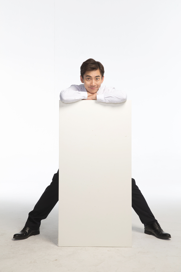 商务青年男人拿着白板 商务青年男人拿着白板