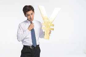 商务青年男人拿着人民币符号