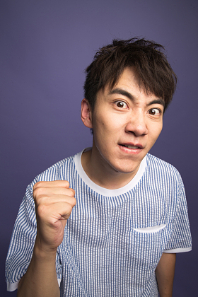 激动的青年男人图片