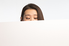 商务青年女人和白板图片