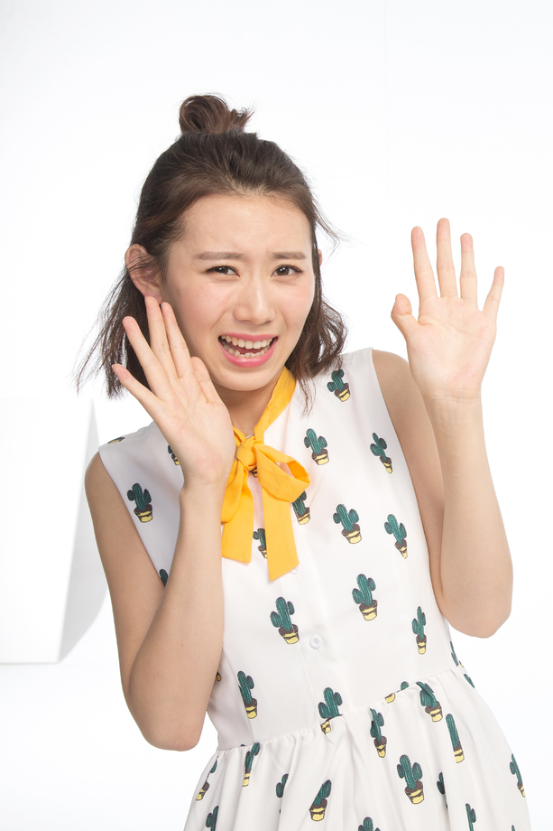 表情害怕的青年女人图片