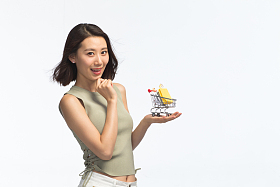 青年女人手托着购物车图片