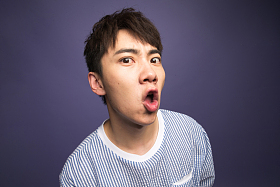 震惊的青年男人图片