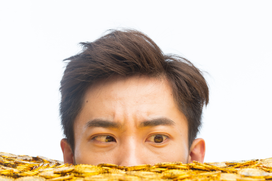 青年男人和金