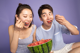 青年男女吃西瓜图片
