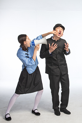 青年女人击打青年男人图片