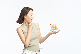 青年女人手托着购物车图片