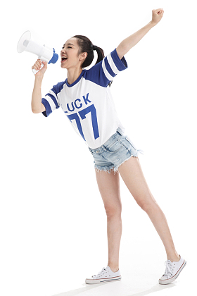 拿着话筒大喊的年轻女人