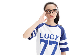 生气的年轻女孩