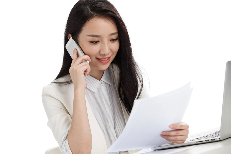 商务女性打电话图片