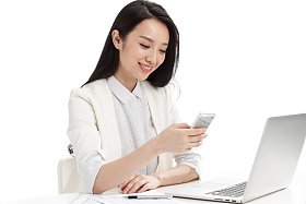 商务女性看手机图片