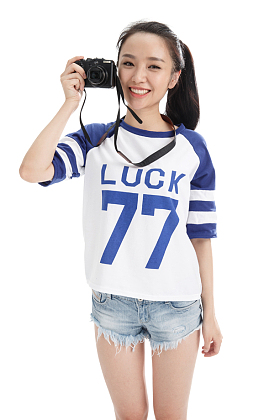 年轻女人拿着照相机图片