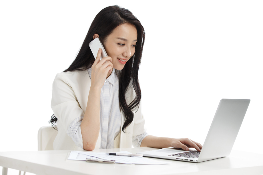 商务女性打电话
