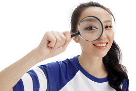 年轻女孩拿着放大镜图片