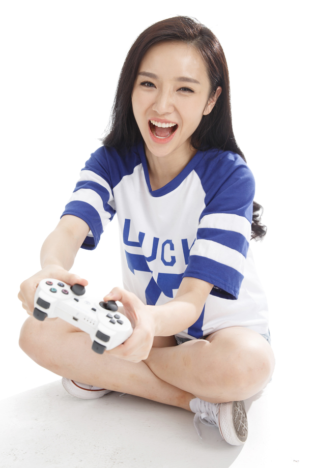 年轻女人拿着遥控器照片