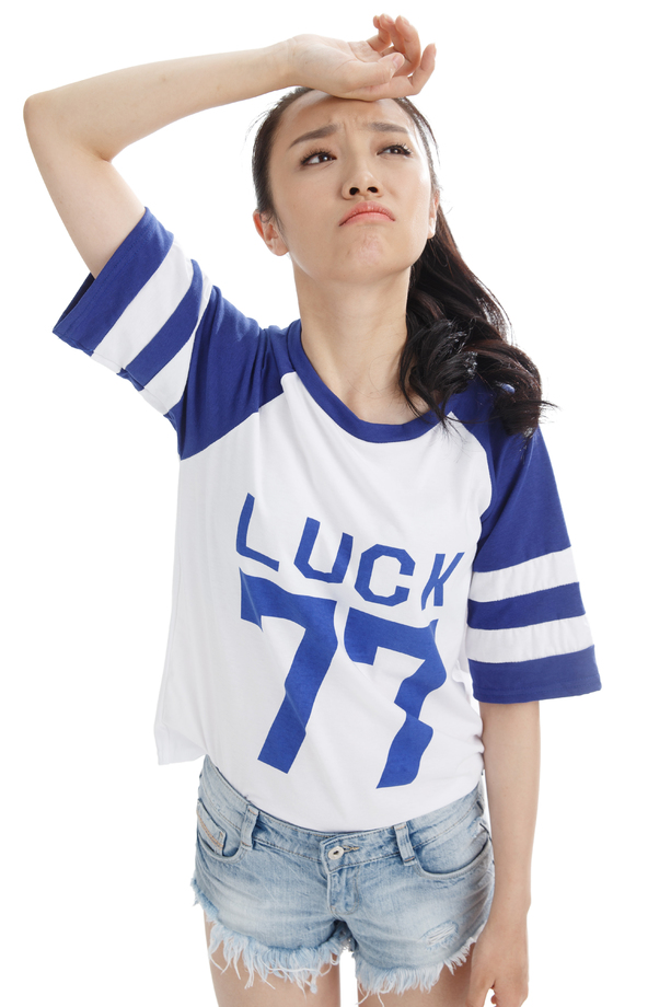 生气的年轻女人