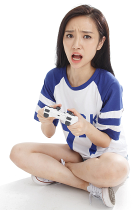 年轻女人拿着遥控器图片