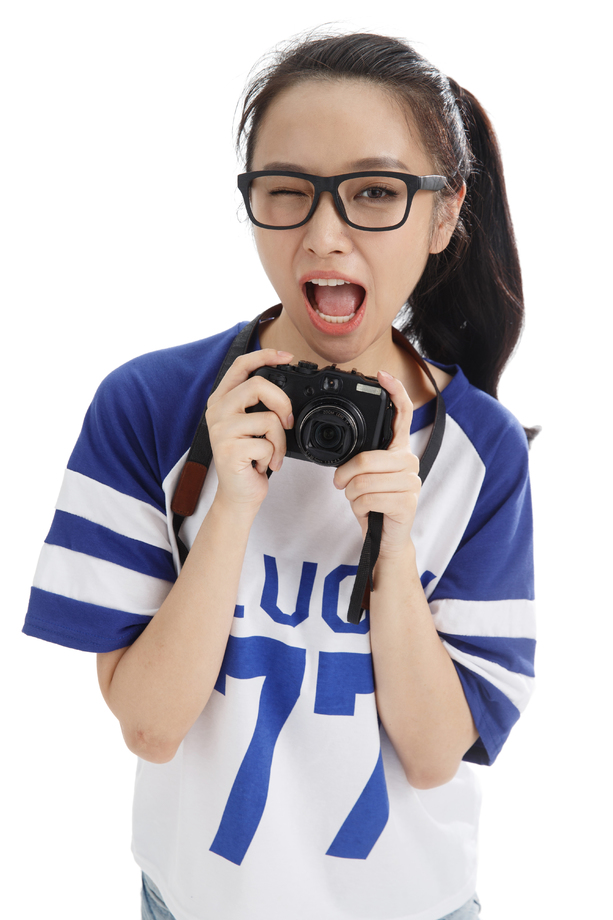 年轻女人拿着照相机图片