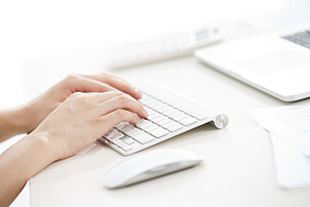 手和电脑键盘照片