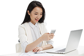 年轻商务女性看手机