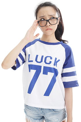 生气的年轻女孩图片