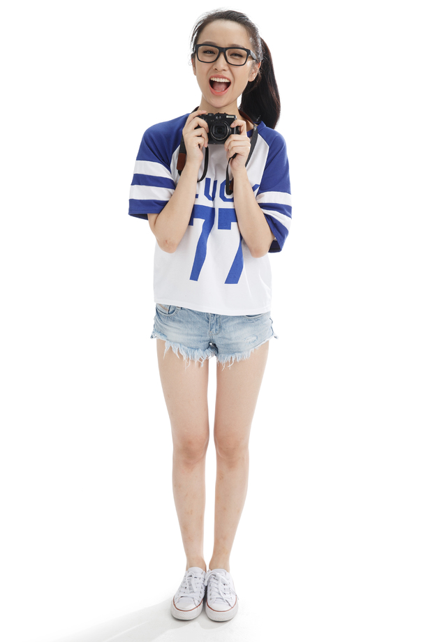 年轻女人拿着照相机图片 年轻女人拿着照相机图片