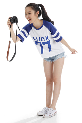 年轻女人拿着照相机图片