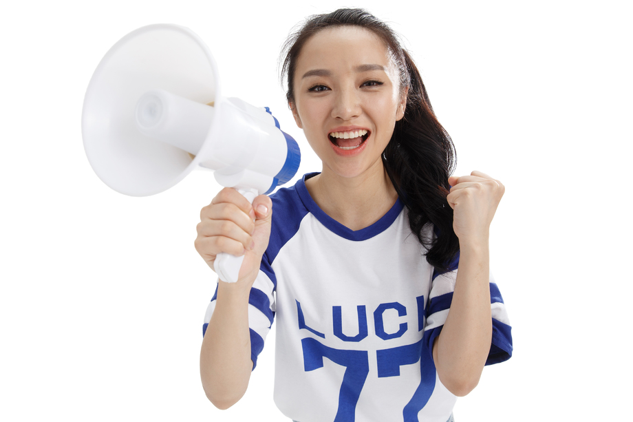 拿着话筒大喊的年轻女人照片