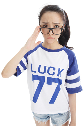 生气的年轻女孩