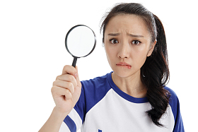 年轻女孩拿着放大镜图片