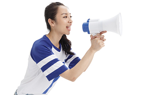 拿着话筒大喊的年轻女人图片
