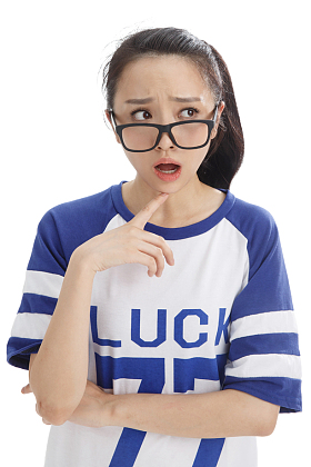 生气的年轻女孩