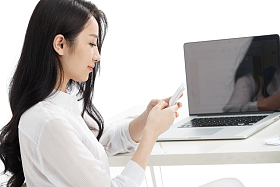 年轻商务女性看手机图片