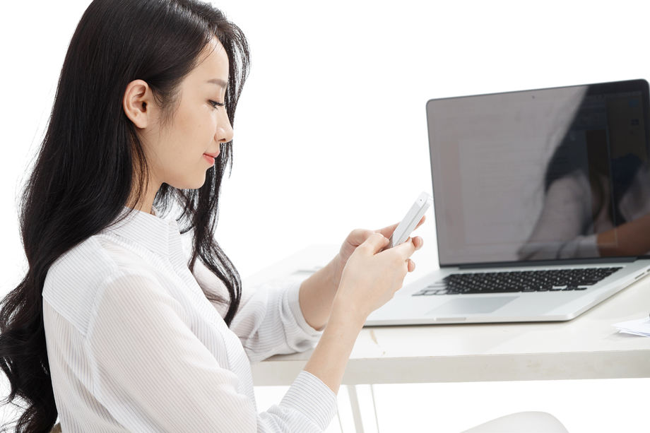 年轻商务女性看手机图片