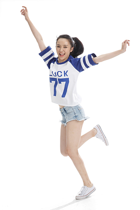 跳跃的年轻女人照片