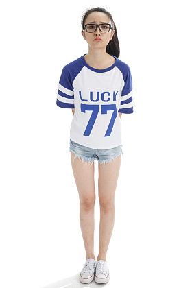 生气的年轻女孩图片