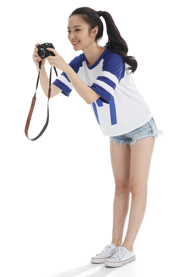 年轻女人拿着照相机图片