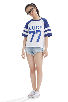 生气的年轻女孩图片