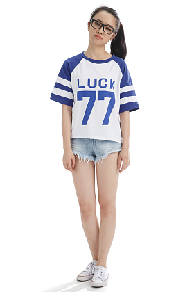 生气的年轻女孩