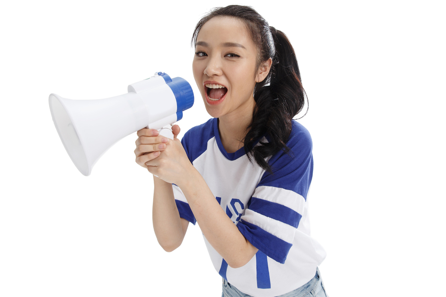 拿着话筒大喊的年轻女人图片