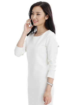 年轻商务女性打电话