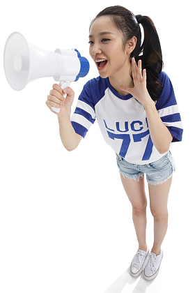 拿着话筒大喊的年轻女人图片