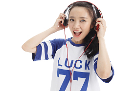 年轻女孩戴耳机听音乐